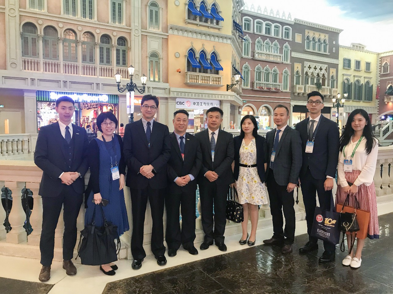 北京市道可特律师事务所主任刘光超律师、高级顾问西小虹律师、国际业务部主任张婷律师一行与中华（澳门）金融资产交易股份有限公司执委会主席兼总裁张维春先生，执行董事兼副总裁阮天璕女士一行合影