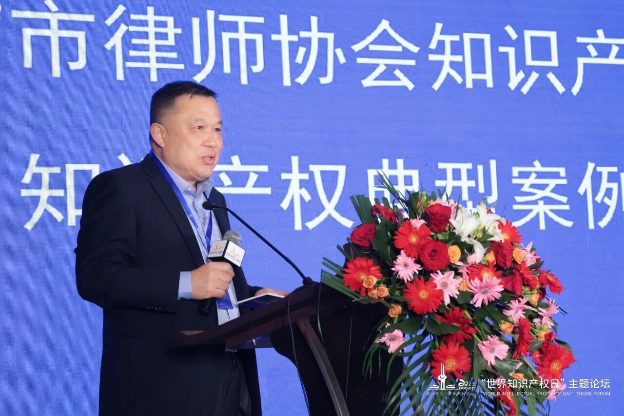 济南市律师协会副会长车洪刚宣读名单