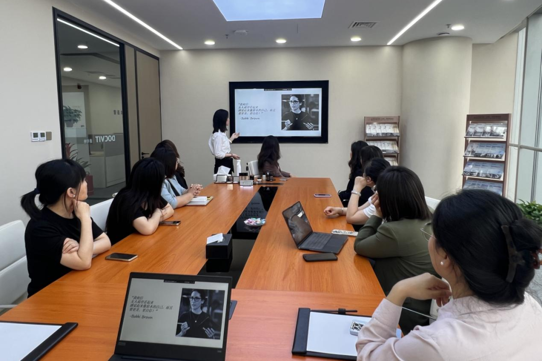 道可特济南办公室女性同仁们齐聚一堂，参加“悦己沙龙”美妆讲座