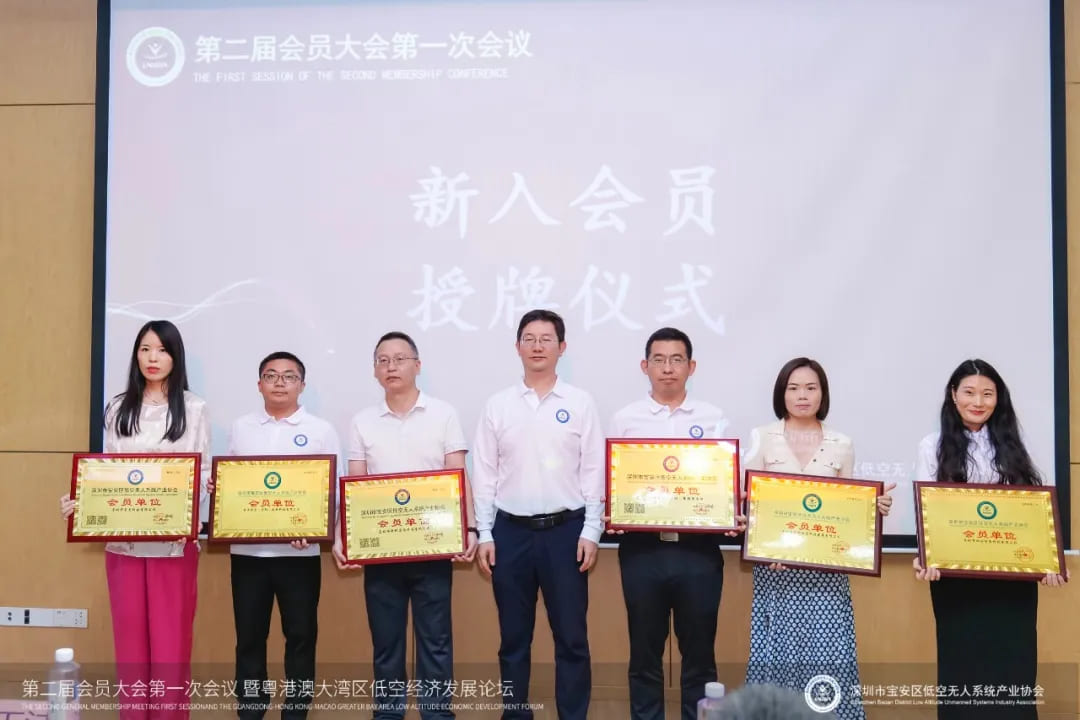 右起第二位 道可特深圳办公室李娟律师