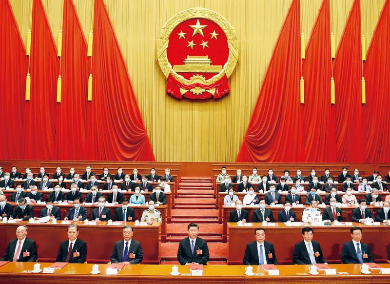 2020年5月28日，第十三届全国人民代表大会第三次会议在北京人民大会堂闭幕。党和国家领导人习近平、李克强、汪洋、王沪宁、赵乐际、韩正、王岐山等在主席台就座，栗战书主持闭幕会并发表讲话。 新华社记者 鞠鹏/摄